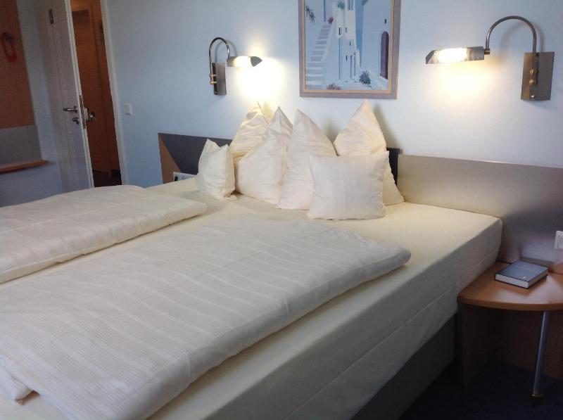 Double Room image 3