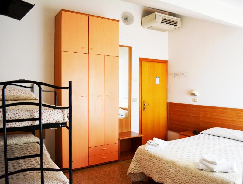 Quadruple Room image 4