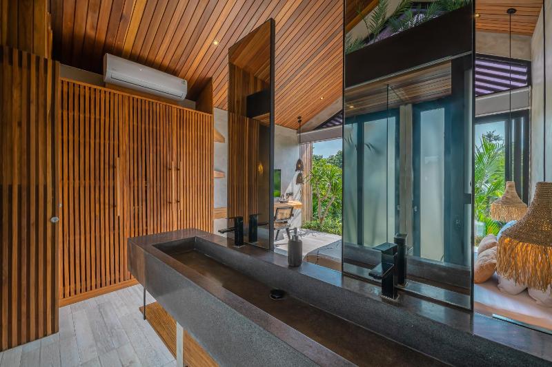 Casa Luca Chic 1BR Tropical Hideaway in Pererenan - image 6