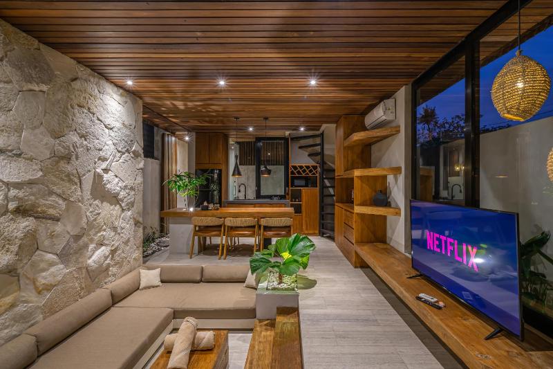 Casa Luca Chic 1BR Tropical Hideaway in Pererenan - image 2