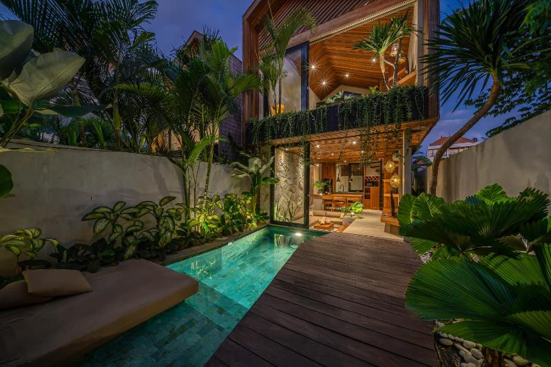 Casa Luca Chic 1BR Tropical Hideaway in Pererenan - image 1