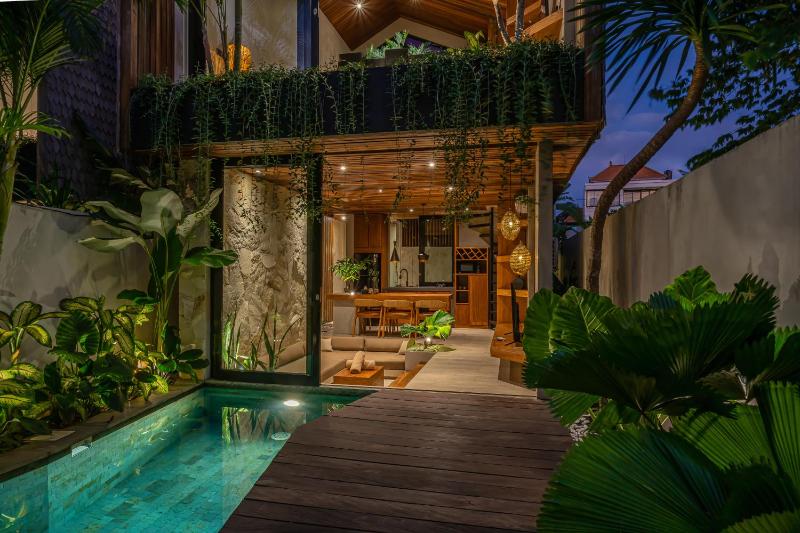 Casa Luca Chic 1BR Tropical Hideaway in Pererenan - image 11