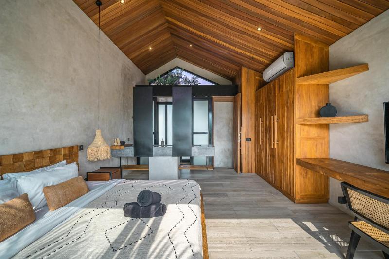 Casa Luca Chic 1BR Tropical Hideaway in Pererenan - image 9