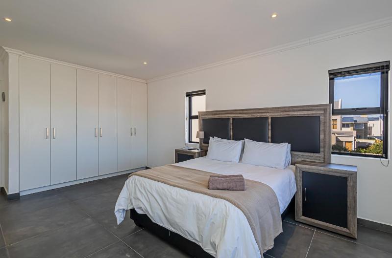 Dalton's Langebaan 6-sleeper - image 16