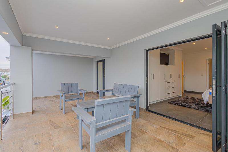 Dalton's Langebaan 6-sleeper - image 9
