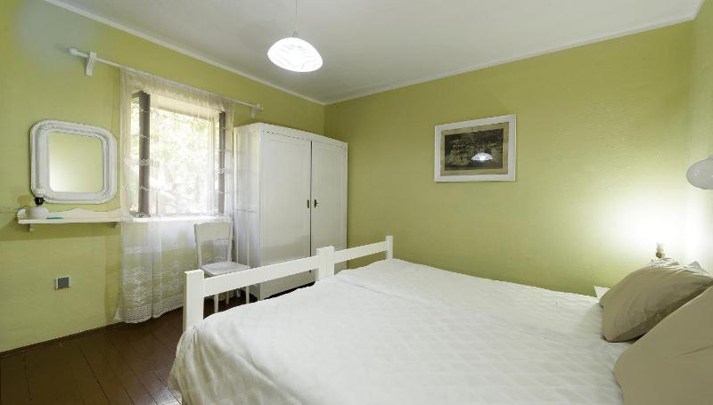 One-Bedroom Apartment image 3