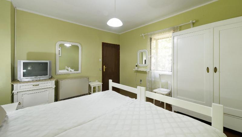One-Bedroom Apartment image 2