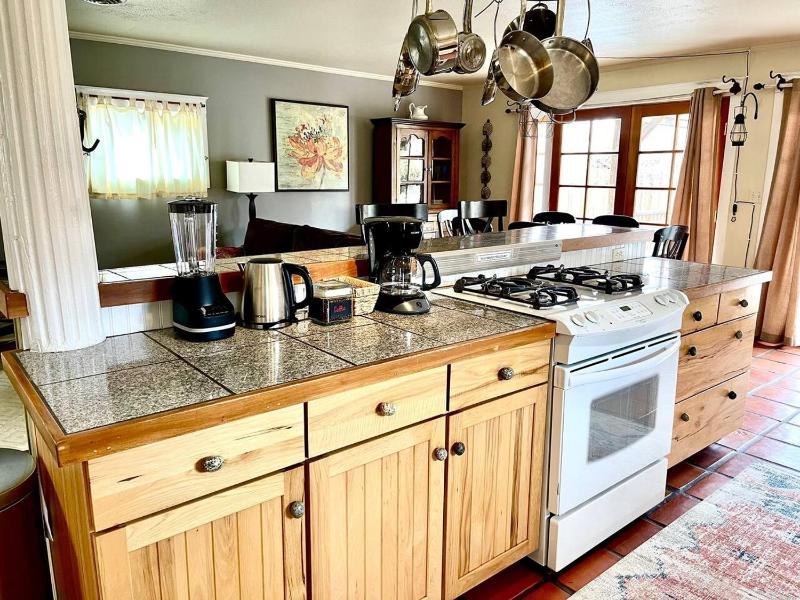 French Quarter Garden Cottage-Downtown Hot Tub - image 26