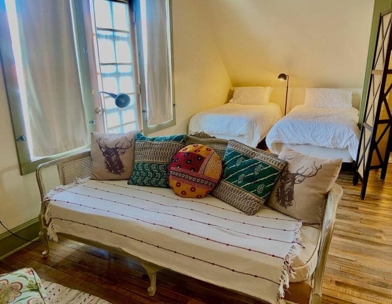 French Quarter Garden Cottage-Downtown Hot Tub - image 4