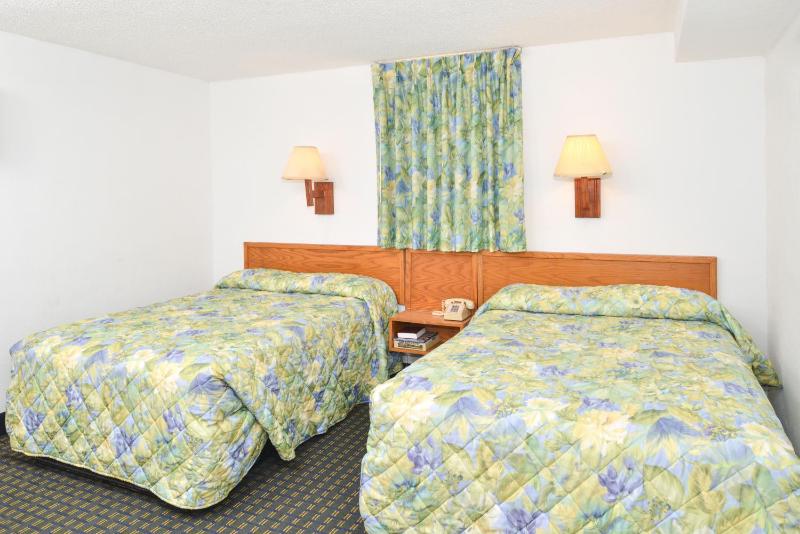 Room with Four Double Beds and Oceanfront image 3