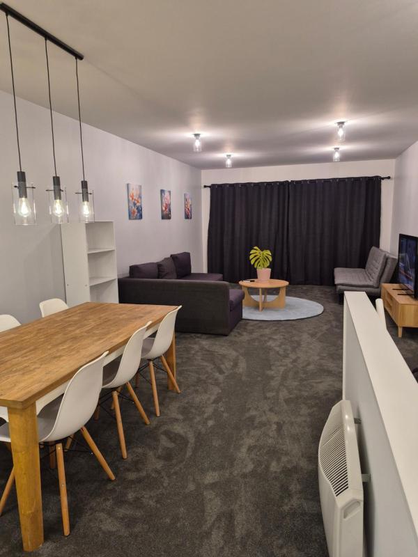 Family friendly 2 bed apartment with carpark - image 1