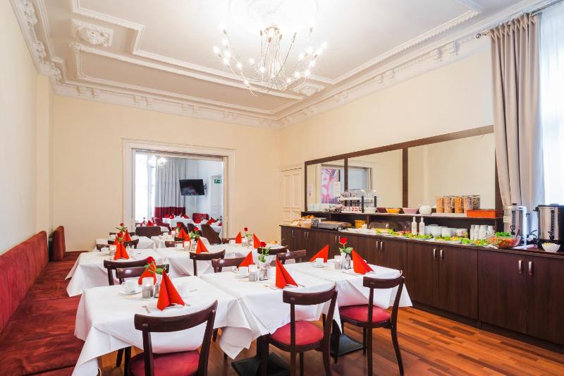 Upper Room Hotel Kurfürstendamm - image 10