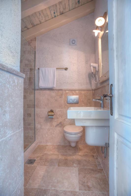 Luxury Two-Bedroom Apartment image 4