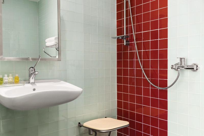 Queen Room - Disability Access - Non-Smoking image 3