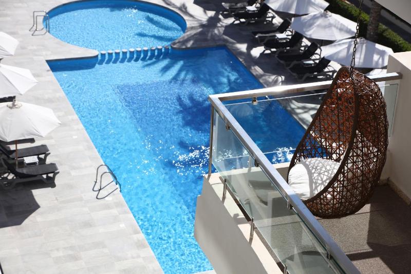 Twin Room with Balcony and side Sea View  image 3