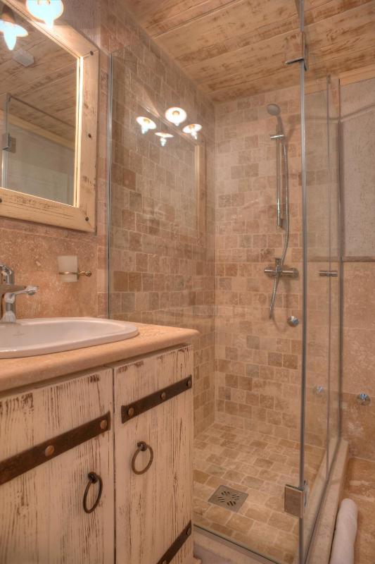 Deluxe Studio image 2