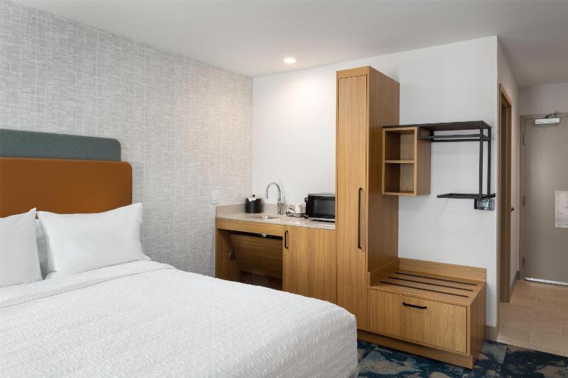 Hampton Inn & Suites by Hilton San Diego SeaWorld - image 9