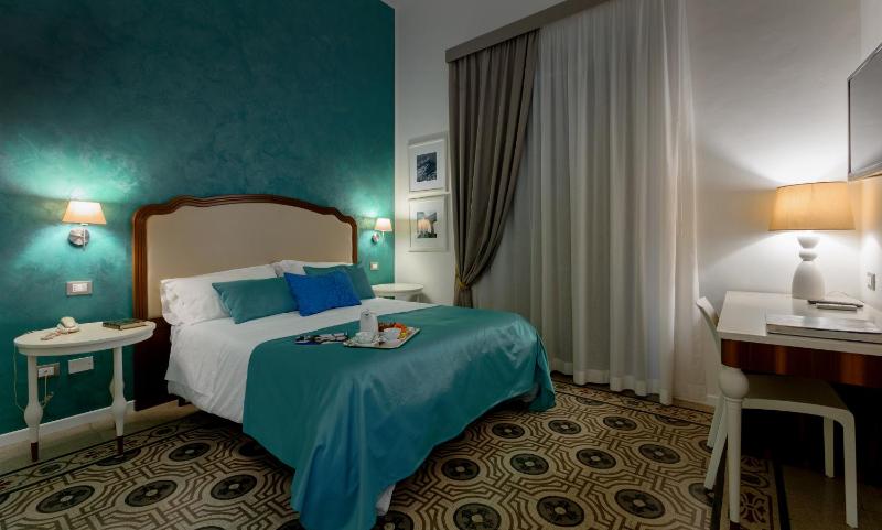 Deluxe Double Room image 2