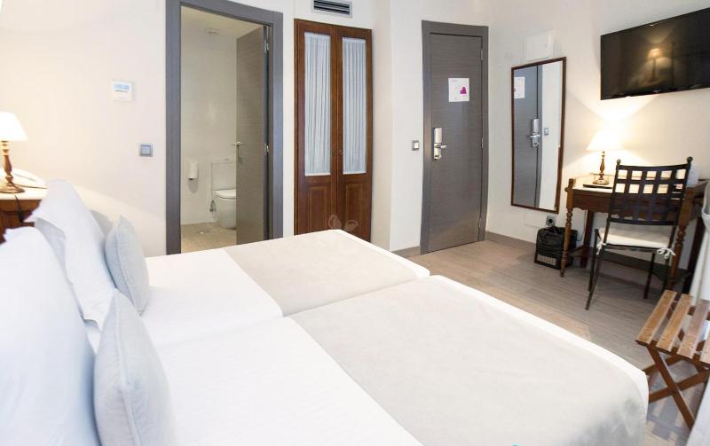 Twin Room image 4