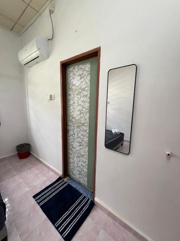 NH1 Homestay Gong Badak - image 15