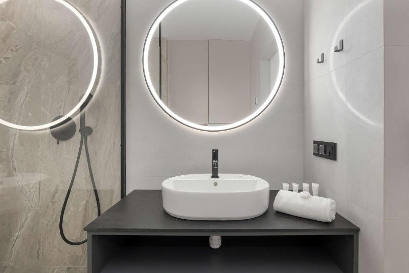 Modern Apartment with AC & Parking in Wrocław by Noclegi Renters - image 35