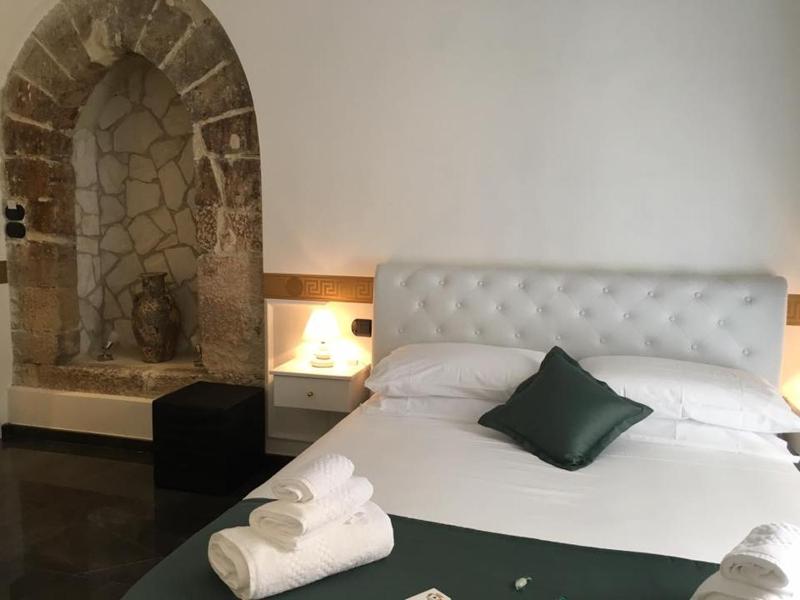 Deluxe Double Room with Balcony image 3