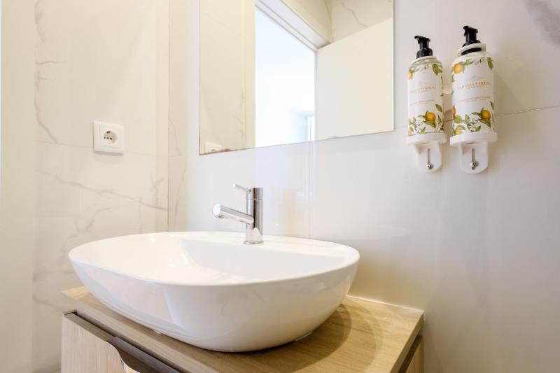 Magnolia 5 Luxury with AC Metro Downtown Porto - image 14