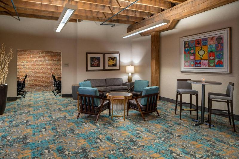 Courtyard by Marriott New Orleans Warehouse Arts District - image 3