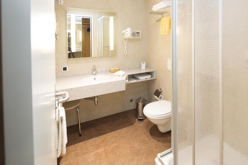 Standard Twin Room image 3