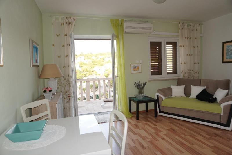 Apartment Splitska - image 8