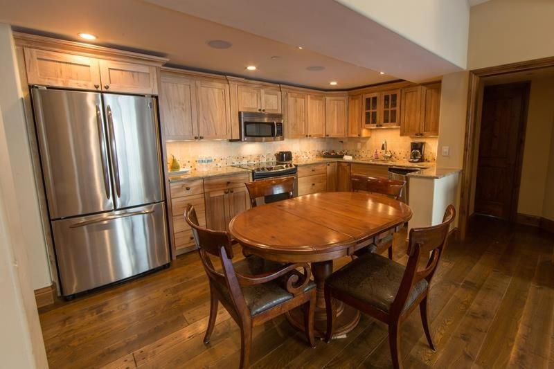 Condo with Onsite Pool & Hot Tub Free WiFi & Garage Parking - image 3
