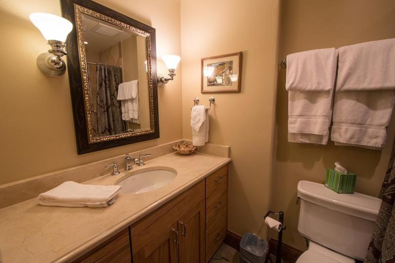Condo with Onsite Pool & Hot Tub Free WiFi & Garage Parking - image 8