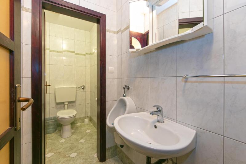 Family friendly seaside apartments Brela Makarska - 6007 - image 18
