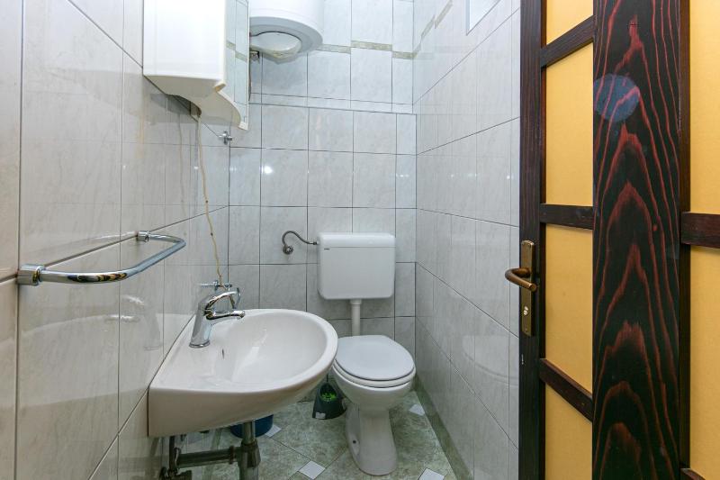 Family friendly seaside apartments Brela Makarska - 6007 - image 11