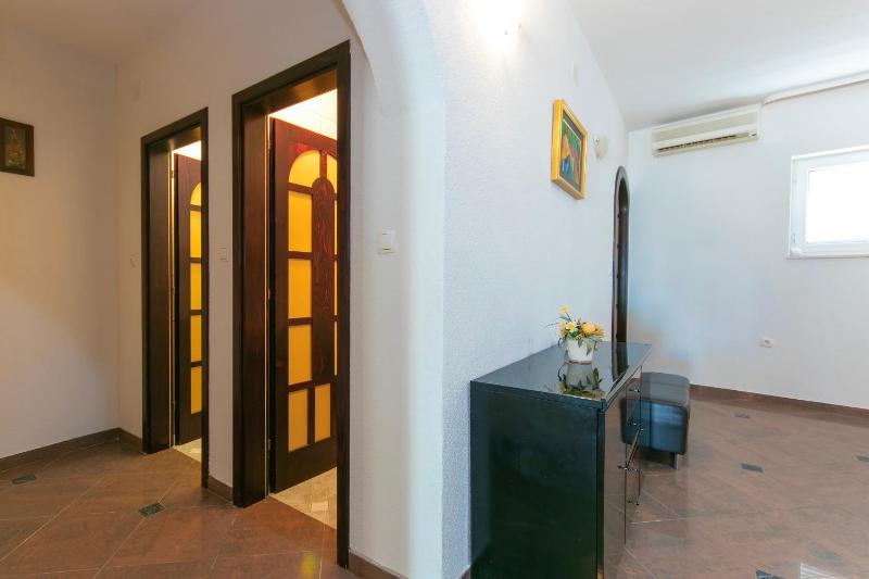 Family friendly seaside apartments Brela Makarska - 6007 - image 27
