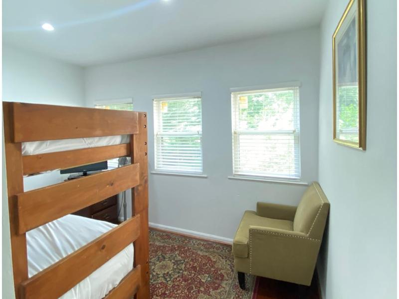 Large DUPLEX Apt 2Bdrm 1Den-Metro - image 3
