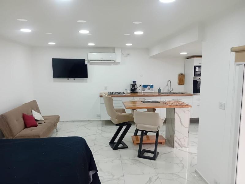 Acogedor monoambiente de patio interno - image 10