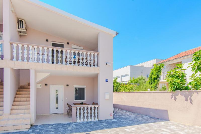 Apartments with parking space Vir - 24843 - image 1