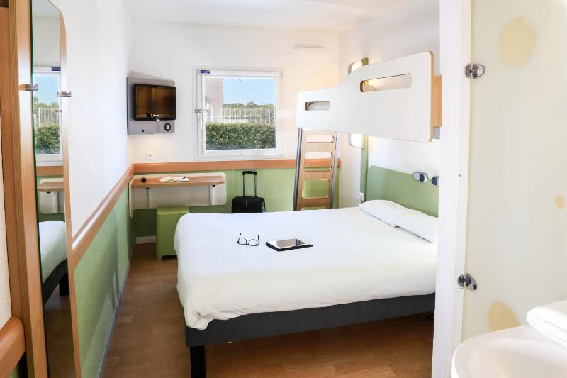 Double Room with Bunk Bed image 2