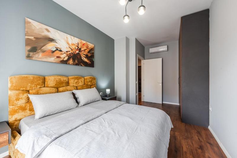 Vista Luxe Balcony with Free Private Parking - image 1