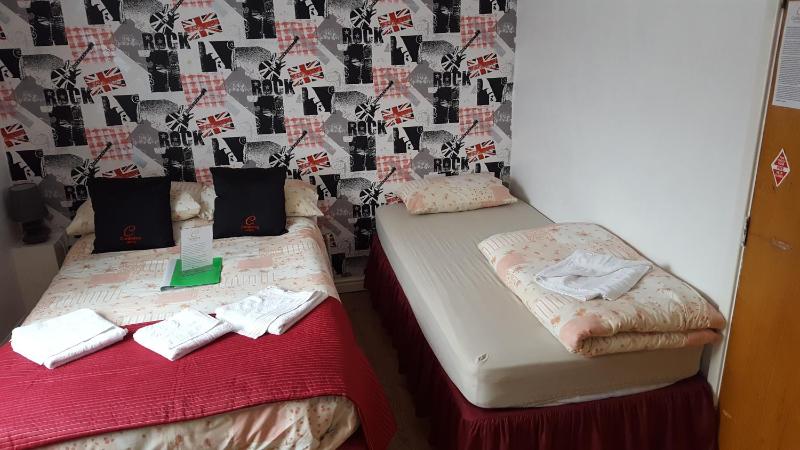 Standard Triple Room image 2