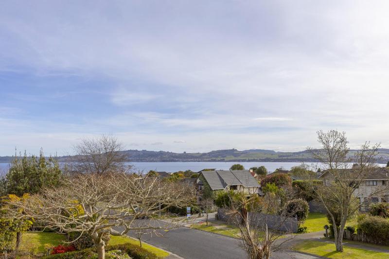 Harvey Lake House - stylish comfort with outdoor deck and lake views - image 24