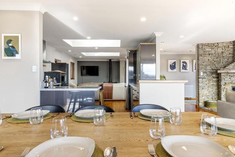 Harvey Lake House - stylish comfort with outdoor deck and lake views - image 11