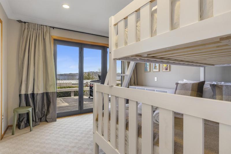Harvey Lake House - stylish comfort with outdoor deck and lake views - image 6