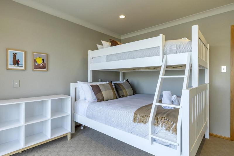 Harvey Lake House - stylish comfort with outdoor deck and lake views - image 22