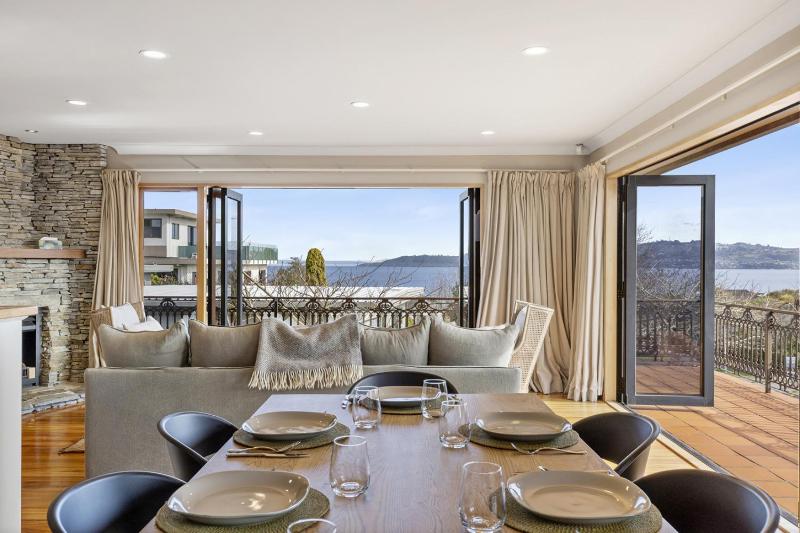 Harvey Lake House - stylish comfort with outdoor deck and lake views - image 15