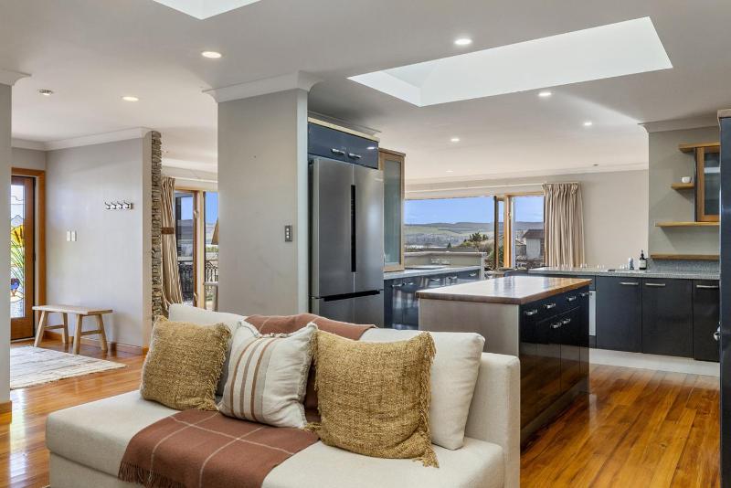 Harvey Lake House - stylish comfort with outdoor deck and lake views - image 25