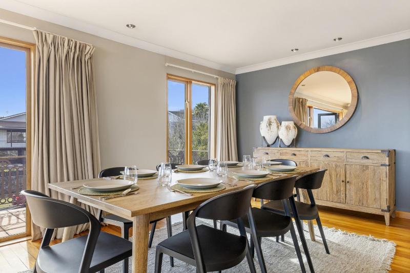 Harvey Lake House - stylish comfort with outdoor deck and lake views - image 21