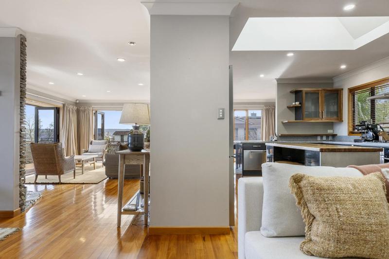 Harvey Lake House - stylish comfort with outdoor deck and lake views - image 17