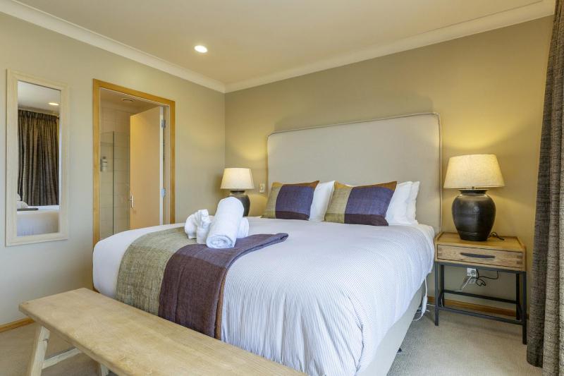Harvey Lake House - stylish comfort with outdoor deck and lake views - image 26